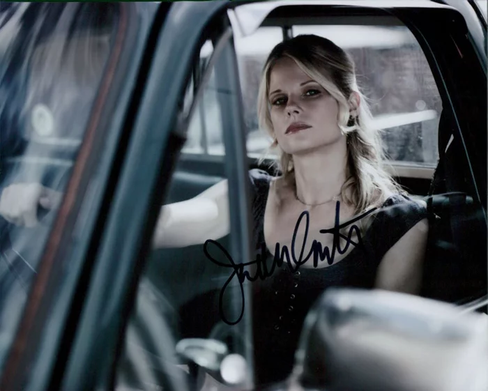 Joelle Carter autograph