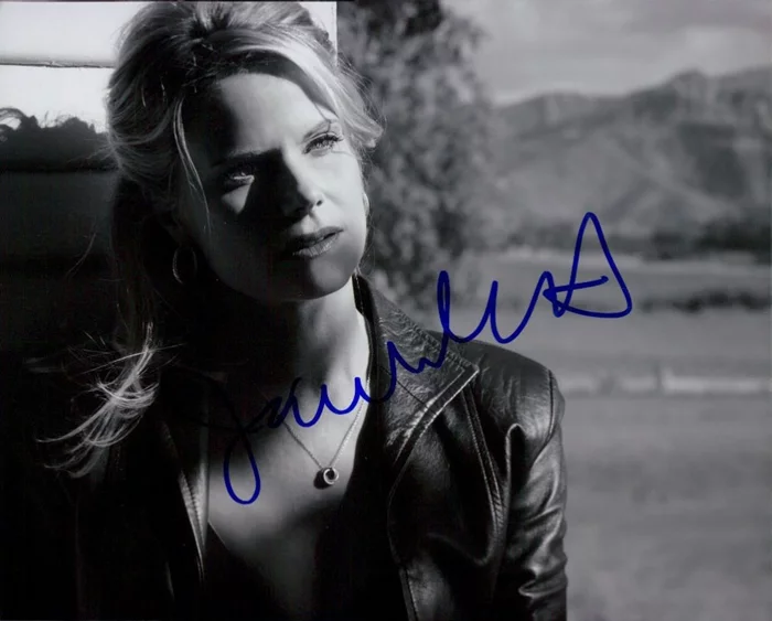 Joelle Carter autograph