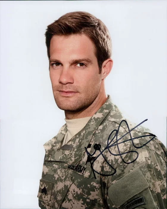 Geoff Stults autograph