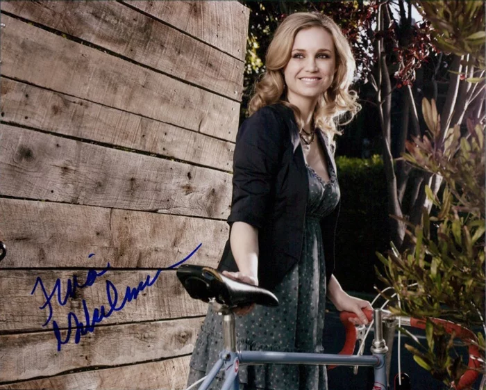 Fiona Gubelmann autograph