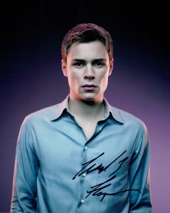 Patrick Flueger autograph