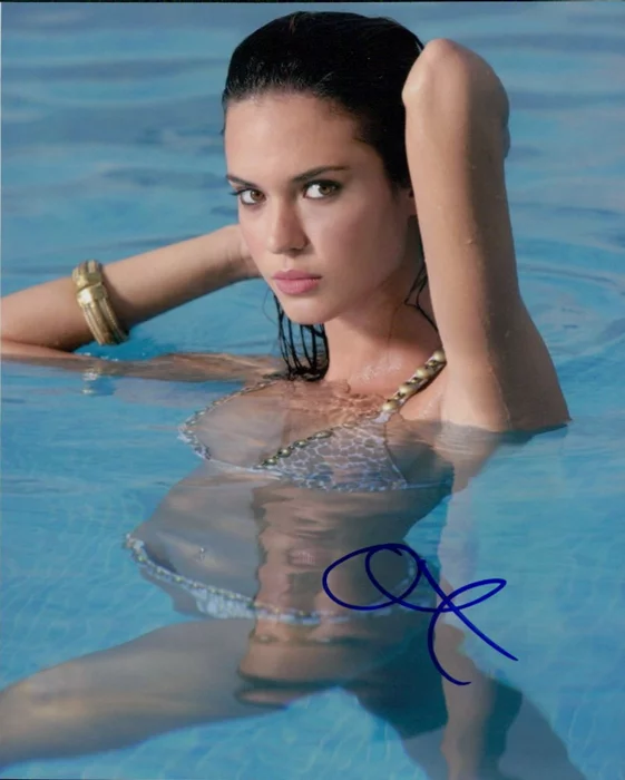 Odette Yustman autograph