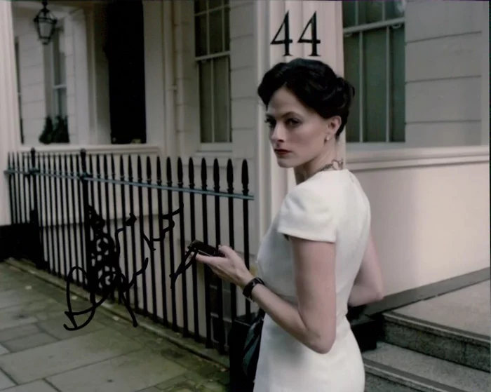 Lara Pulver autograph