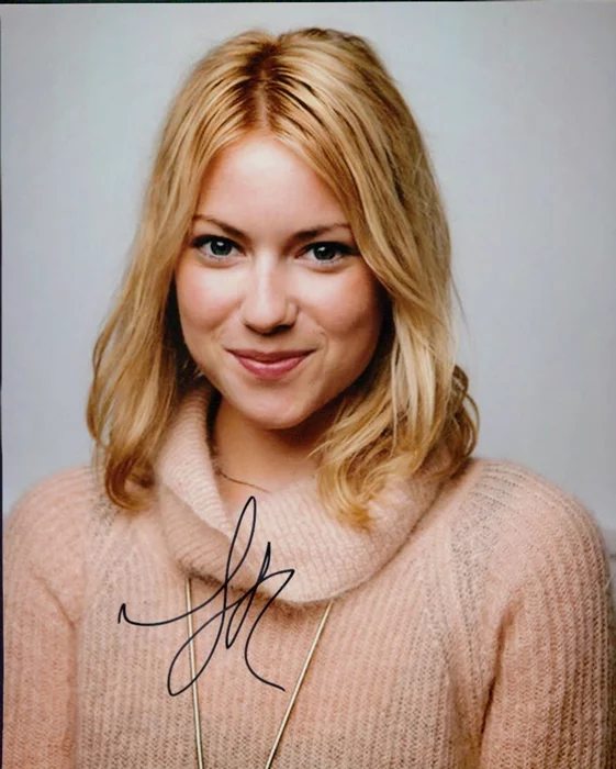 Laura Ramsey autograph