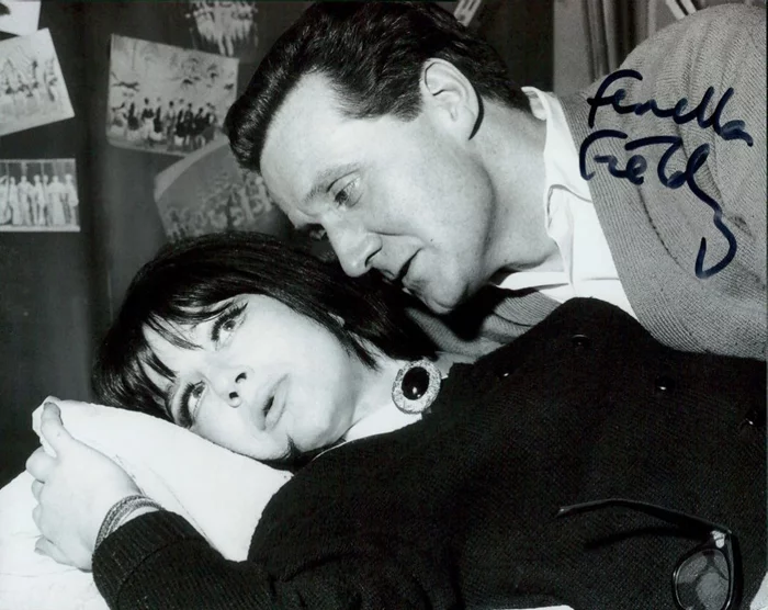 Fenella Fielding autograph