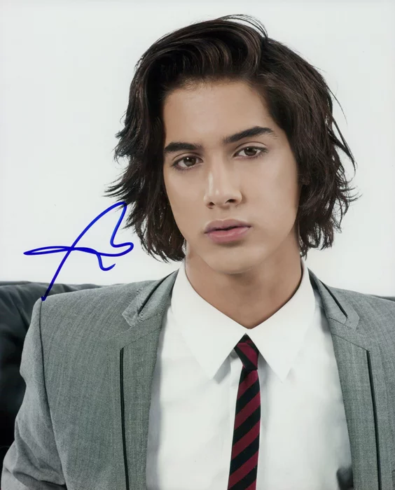 Avan Jogia autograph