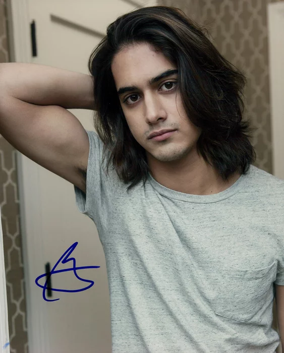 Avan Jogia autograph