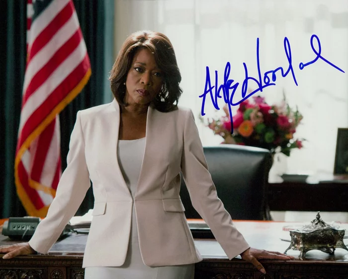 Alfre Woodard autograph