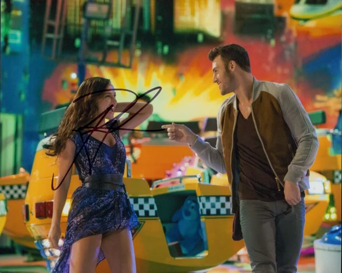 Ryan Guzman autograph