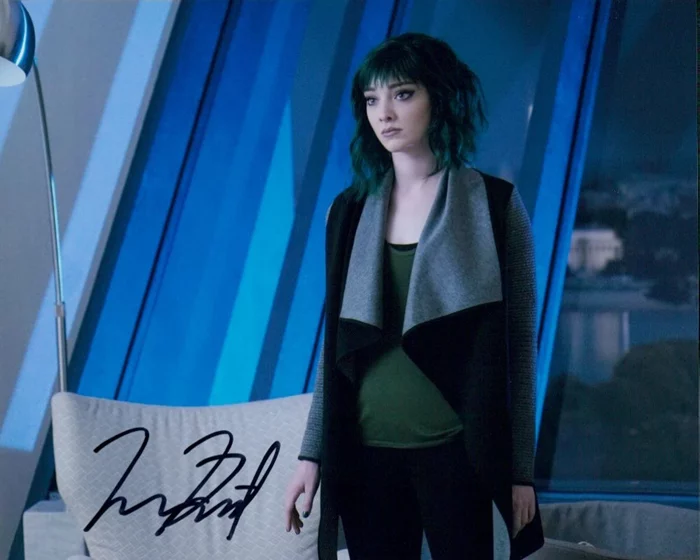 Emma Dumont autograph