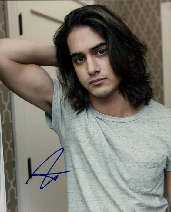 Avan Jogia autograph