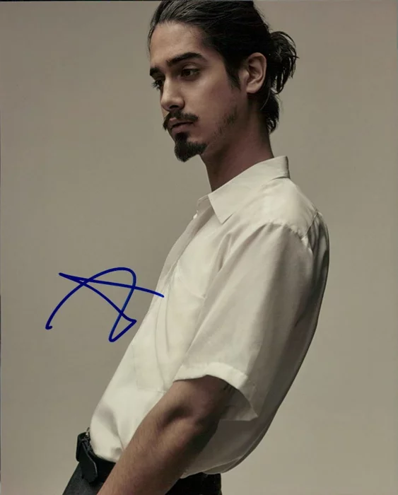 Avan Jogia autograph