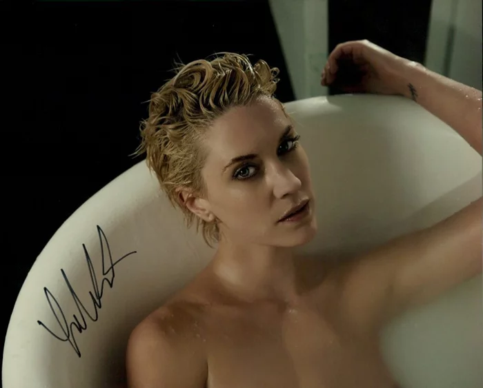 Lauren Lee Smith autograph