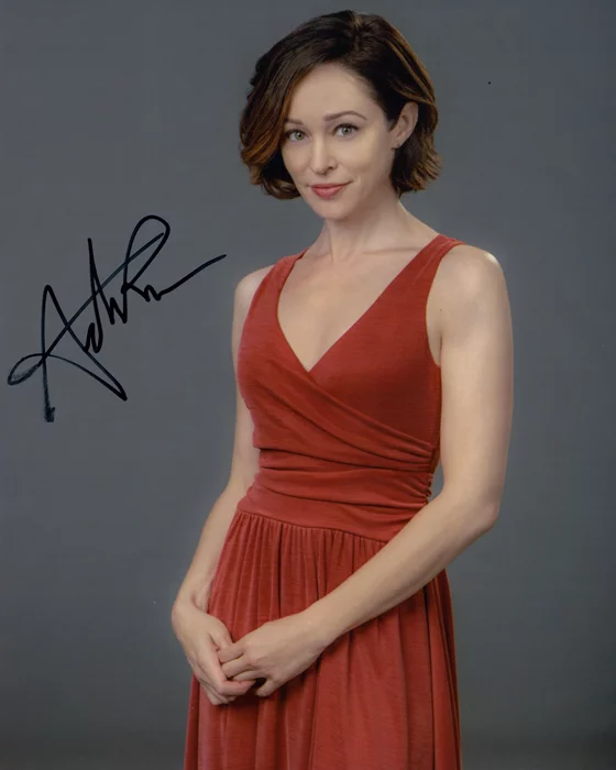 Autumn Reeser autograph
