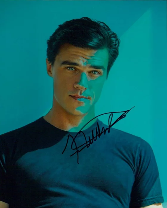 Finn Wittrock autograph
