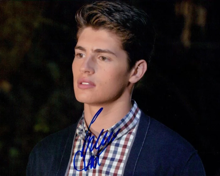 Gregg Sulkin autograph