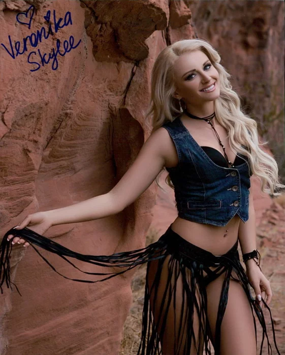 Veronika Skylee autograph