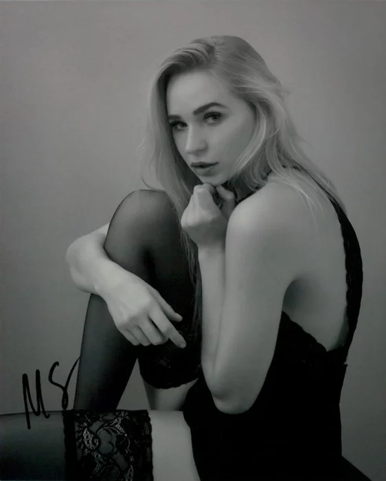 Masha Summers autograph