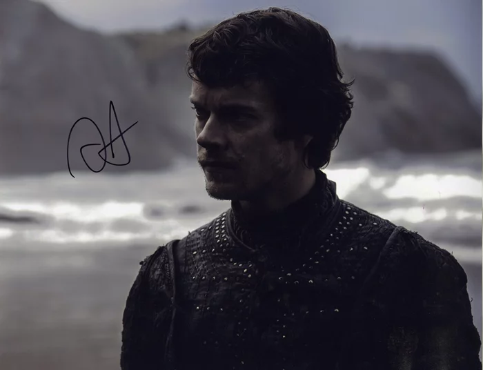 Alfie Allen autograph