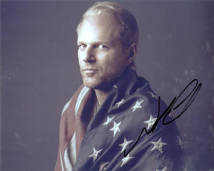 Noah Emmerich autograph