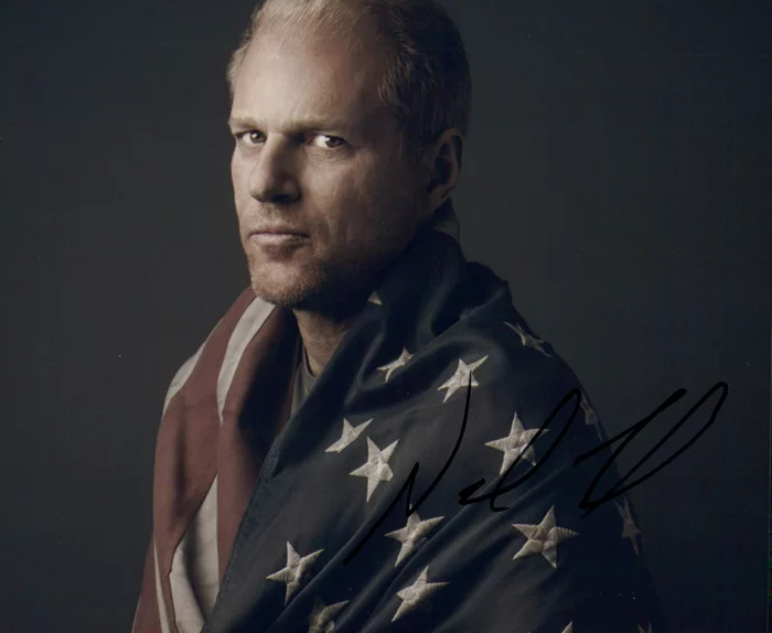 Noah Emmerich autograph
