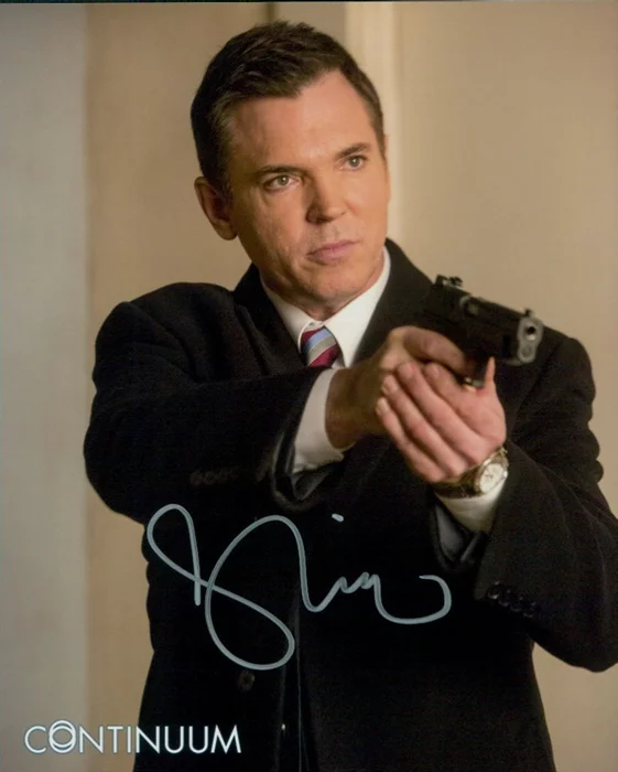 Nicholas Lea autograph