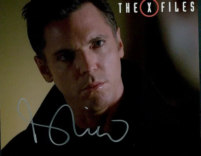 Nicholas Lea autograph