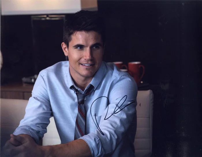 Robbie Amell autograph