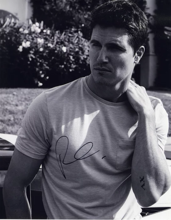 Robbie Amell autograph