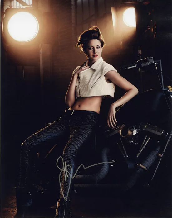 Shailene Woodley autograph