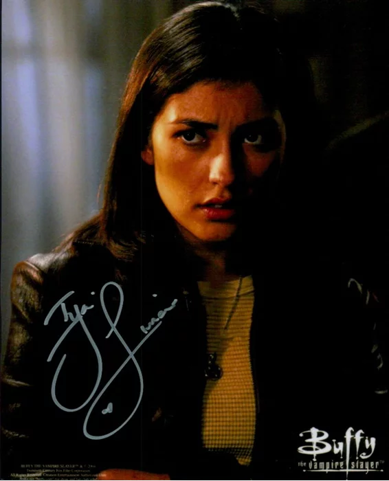 Iyari Limon autograph