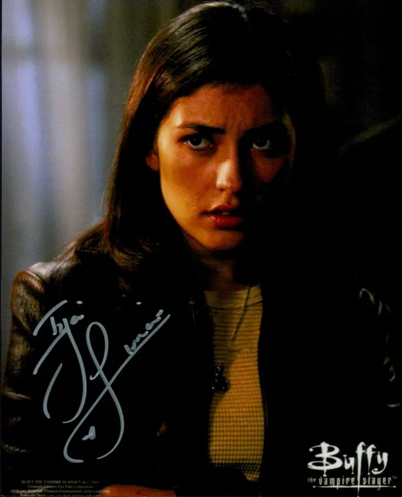 Iyari Limon autograph
