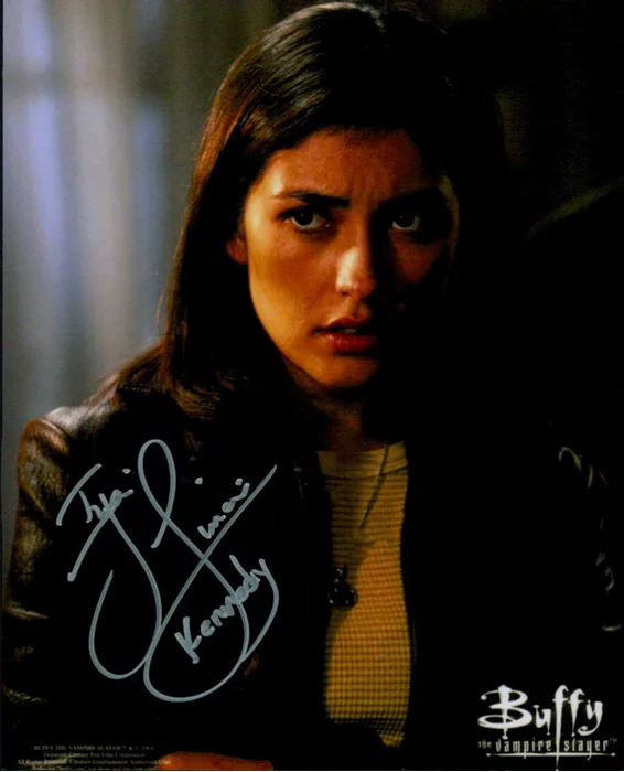 Iyari Limon autograph