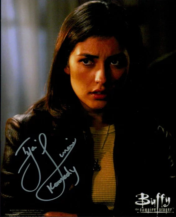Iyari Limon autograph