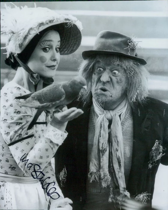 Una Stubbs autograph