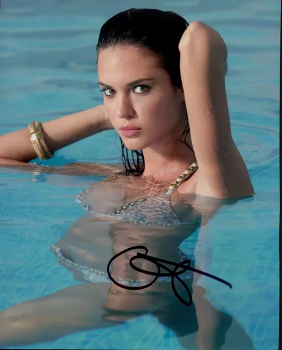 Odette Yustman autograph
