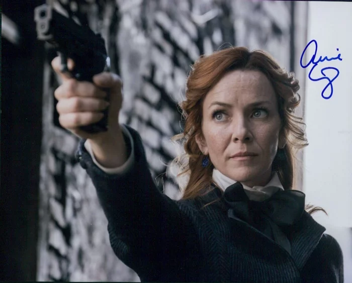 Annie Wersching autograph