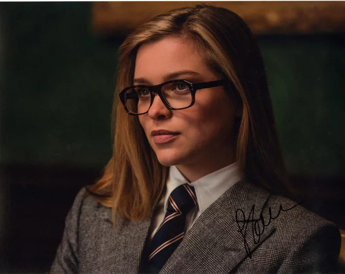 Sophie Cookson autograph