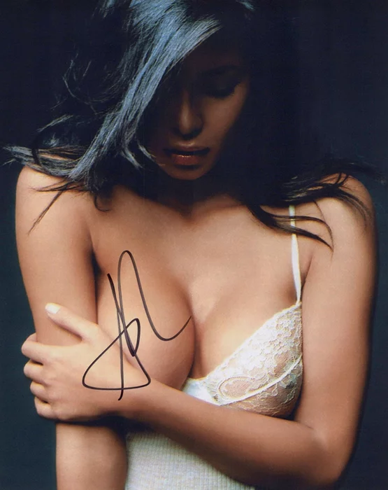 Moran Atias autograph