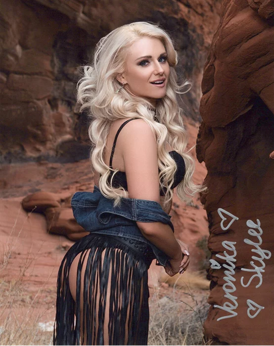 Veronika Skylee autograph