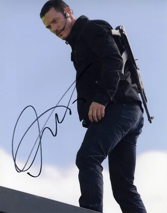 Luke  Evans autograph