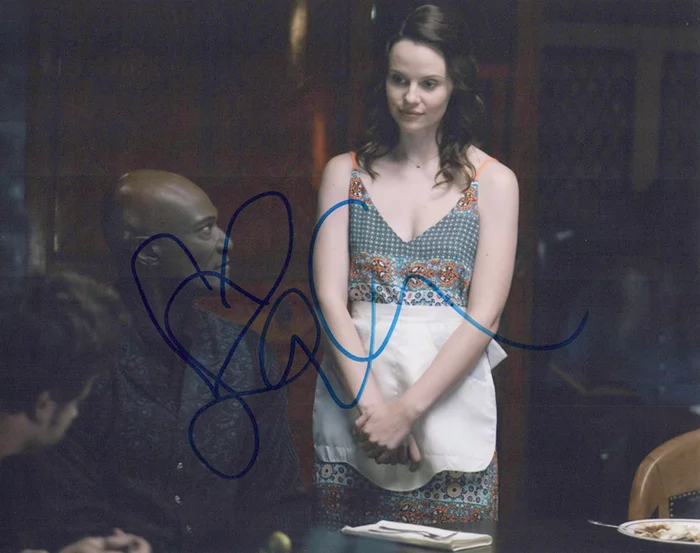 Sarah Ramos autograph