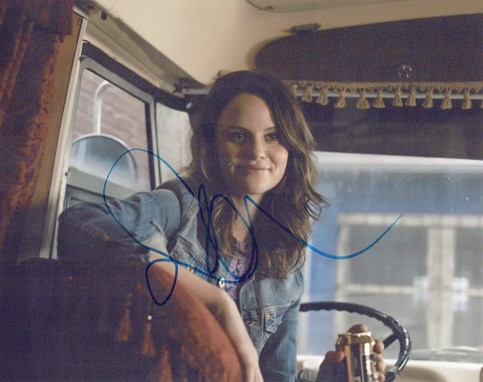 Sarah Ramos autograph