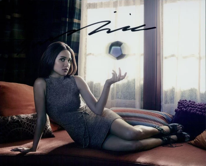 Summer Bishil autograph