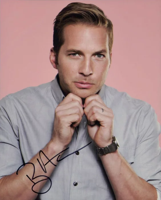 Ryan Hansen autograph