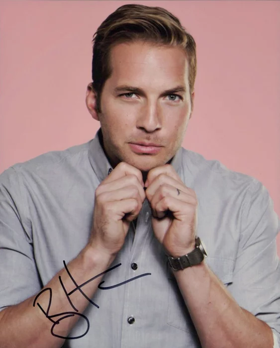 Ryan Hansen autograph
