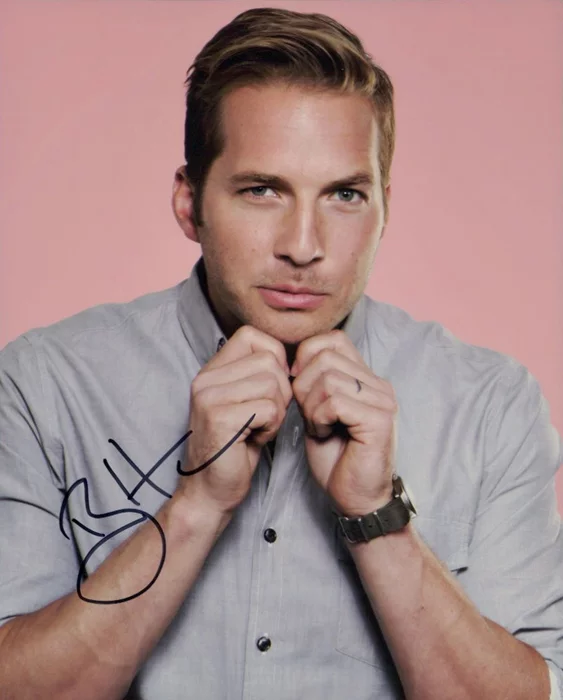 Ryan Hansen autograph