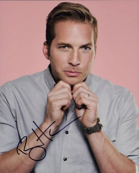 Ryan Hansen autograph