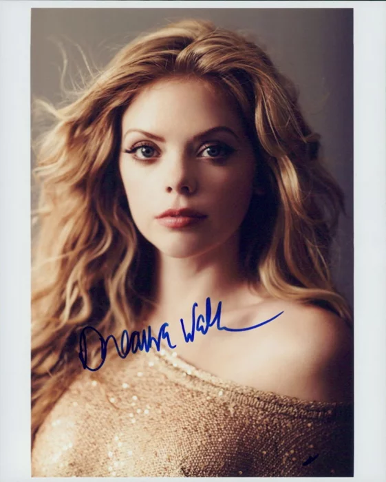 Dreama Walker autograph