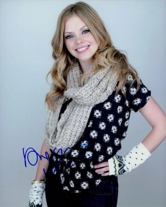 Dreama Walker autograph